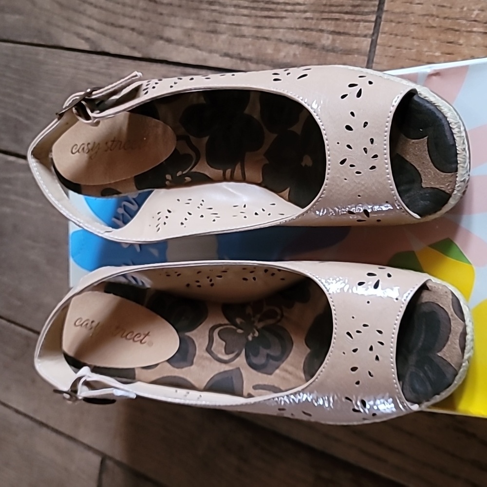 Easy Street taupe opem toe shoes 8